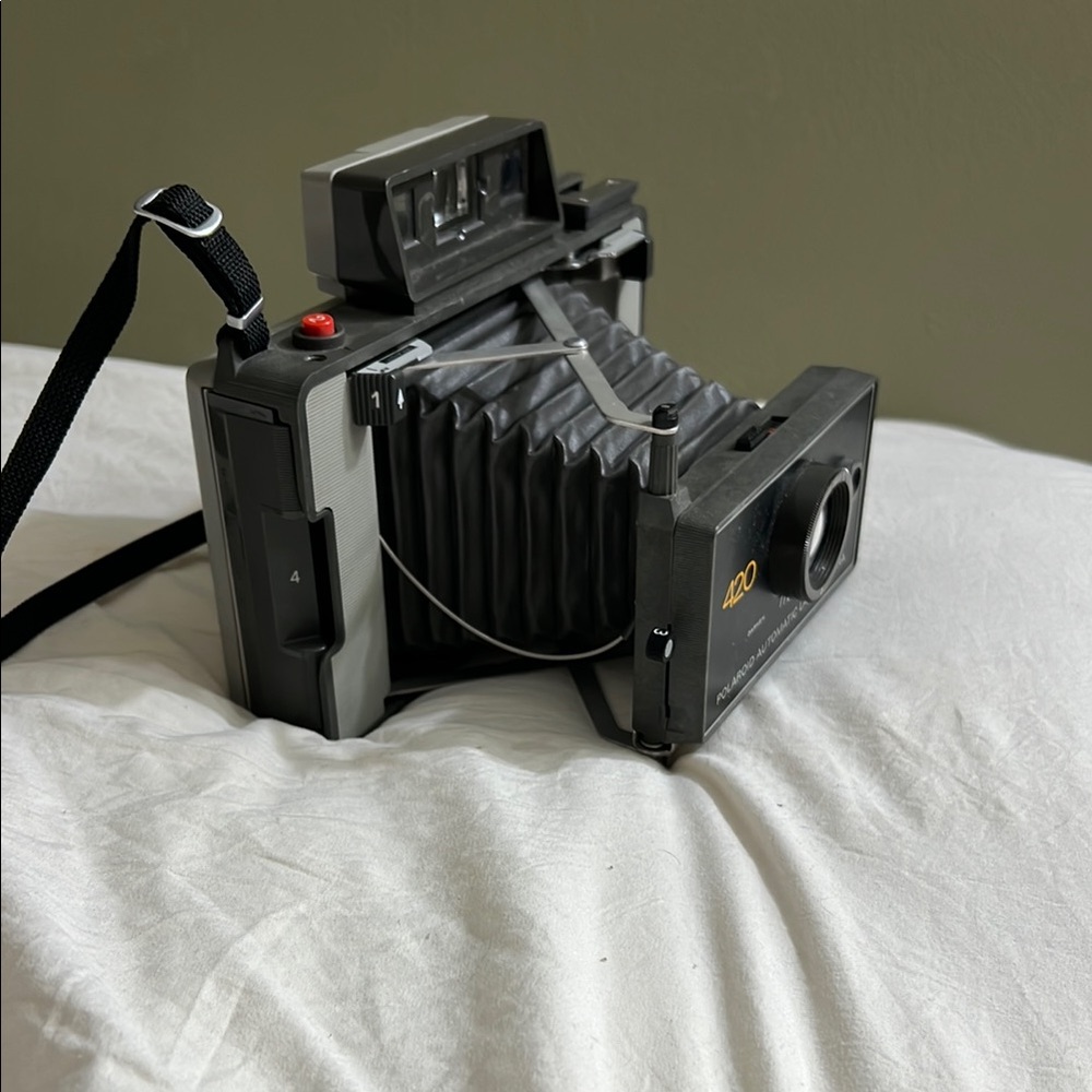 Vintage Polaroid 420 Land Camera - Picture 2 of 6